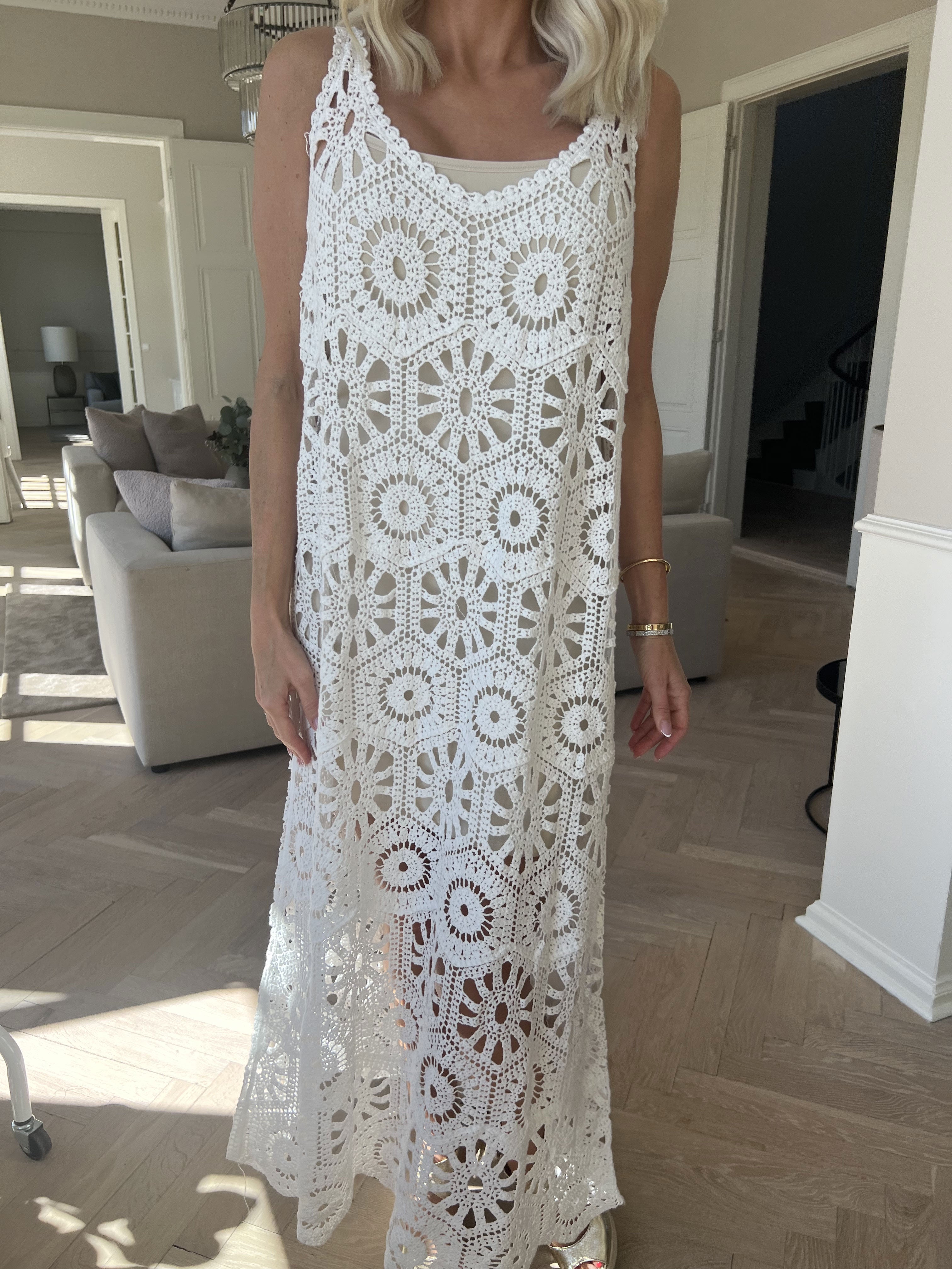 Lea - Lang hæklet stropkjole i bomuld